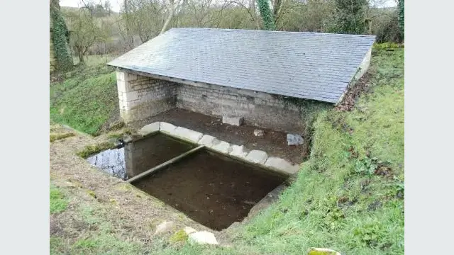 Lavoir près de l'église